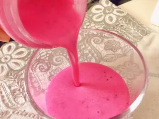 顺滑牛奶火龙果,倒入玻璃杯，超漂亮的果汁有没有