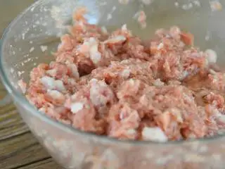 肉饼蒸蛋—从小吃到大的美味,加入肥肉、1勺清水、搅拌至水分被吸收。