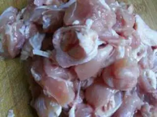 东南亚风味 【黑胡椒鸡块】,切块料酒腌制一下。