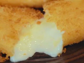 酥皮流心炸牛奶,岭南风味,颜色很漂亮,切开还是流心的,美滋滋