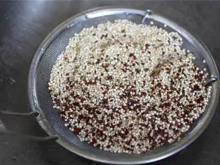 风味鹰嘴豆甜土豆汉堡,烤箱预热到350度，将生藜麦 洗净煮好。