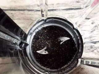 黑豆黑芝麻浆,放入黑芝麻