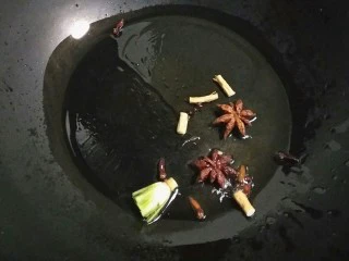 嘎巴菜――天津传统小吃,锅中少量油烧至6成热,倒入香菜根,丁香,八角,煸炒出香味。