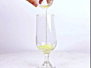 微醺解暑不易醉，一支细腻的饮品，比香槟还好喝！,倒入竹蔗冰糖糖浆