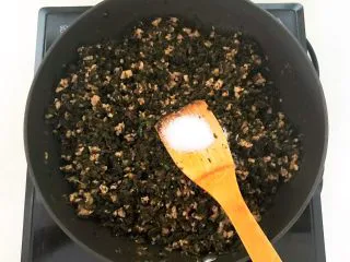 风味炒面 芽菜肉末炒玉米面,加入2克精盐调味，翻炒均匀