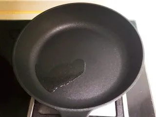 瓜丝肉末拌凉皮,炒锅烧热后加入1小勺玉米油