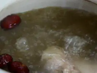 天气转凉，煲一锅莲藕排骨汤暖暖胃吧,1个半小时后加入几颗红枣、按照个人口味加适量盐，再炖半小时。