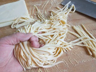 手擀面 北京特色小吃 炸酱面,切好的面条中间拿起抖一抖玉米粉。