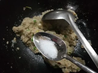 北京传统经典小吃-老北京麻豆腐,放入一丢丢盐，不要放太多哈，炒均匀。