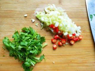 手撕茄子（内附万能凉拌汁做法）,大蒜生姜切丁，小米椒切圈，香葱，香菜切段。