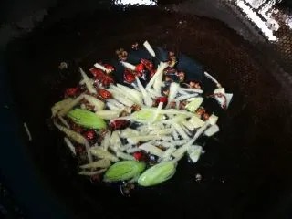 家常菜啤酒鸡翅,锅里倒入适量油，爆香大料和蒜苗，姜丝。