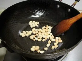 西兰花火腿果仁丁,花生用热水浸泡剥去外衣，入油锅小火炸成金黄色捞出