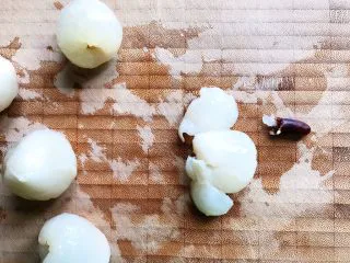 蜂蜜荔枝西柚汁,荔枝冲洗干净之后去皮去核