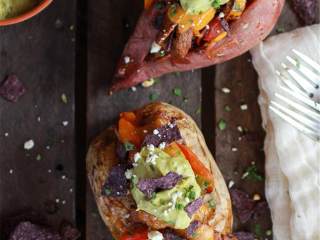 墨西哥风味烤土豆牛排配鳄梨酱,……大蒜粉(1/2 茶匙), 酸橙汁(1), 墨西哥干辣椒(1)和一撮盐和胡椒。