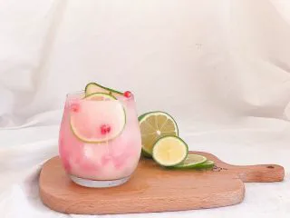 百变水果:粉红气泡水, 一杯少女心满满的气泡饮就完成啦 是不是很简单