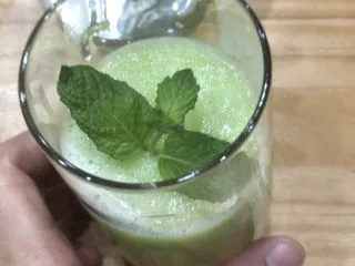 超级清爽的青瓜百香果燕窝,加一朵薄荷点缀一下