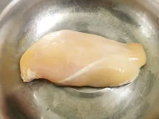 十味 嫩煎鸡柳条（娘惹风味）,鸡胸肉洗净。