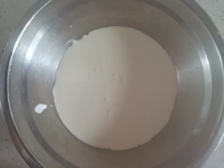 蔓越莓冰激凌,找一个无水无油的盆,倒入淡奶油