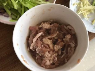 一番风味殿春蔬➕雪菜笋片炒肉丝,今天有些图片不知道为什么被我不小心删掉了,前面的准备步骤有些少,大家多见谅。猪腿肉100g,切丝,加入一汤匙料酒,少许生抽,一点白糖,一点白胡椒粉拌匀腌制10分钟,再加入两汤匙水淀粉拌匀吸收,最后加入少许食用油拌匀。