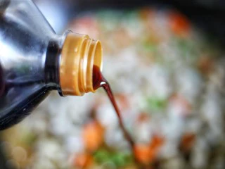 下饭神器小炒藕丁,调入2生抽勺。