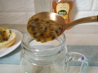 百香果柠檬蜂蜜水,取出果肉放入杯中