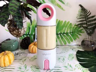 奶香金瓜燕麦糊,双击启动,榨汁机开始工作,由于即食燕麦片比较硬,所以我们要用两个程序,即80秒