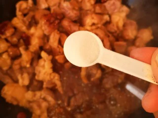 秘制红烧牛肉,加入盐