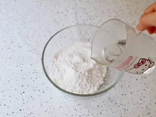 抹茶奶冻白玉丸子,将糯米粉倒入容器中,加入温水