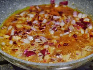 秘制异国风味鸡胸肉腌料&绝佳搭配 （减肥必备）,放进刚才煎鸡排的腌料汁水里 让洋葱吸饱汁水 变成半透明时