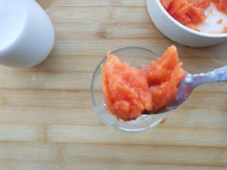 椰香木瓜鲜奶,放入杯底