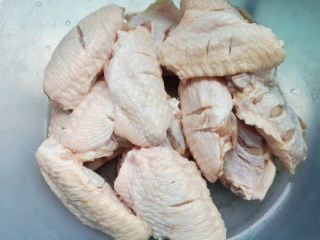 川香麻辣风味烤翅,鸡翅洗净沥干水份，用刀在上面划三个口