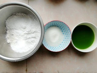 艾叶笑粄(客家小吃),过滤出160克的艾叶汁