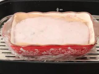 红豆紫薯糯米糕,盖上保鲜膜用牙签扎几个小空，上锅蒸40-50分钟即可