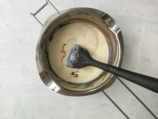 巧克力双色雪糕,取150g晾凉的奶糊加入融化的巧克力液中