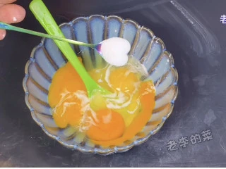 鲜香味美的风味豇豆鸡蛋饼教程,鸡蛋调味