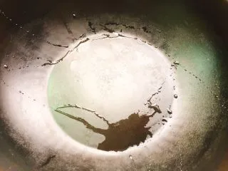 地方小吃+上海葱油拌面,取出锅具