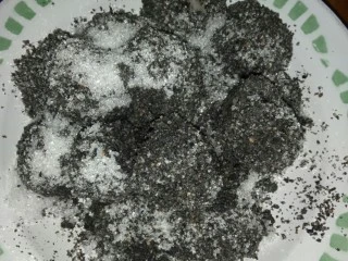 松阳小吃“说来”,裹好黑芝麻粉的汤圆放在另外一个碟子里,上面依个人口味加适量的白糖。