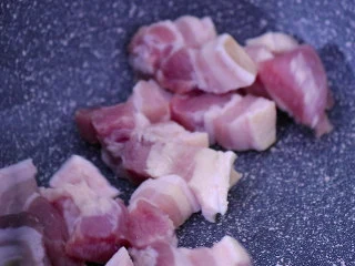 五花肉烧土豆,将五花肉放入炒锅中，煸炒出多余的油分