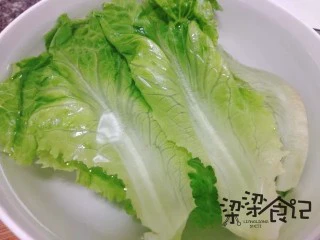 夏日减肥优选—风味猪肉沙拉,生菜洗净放入冰水浸泡5分钟