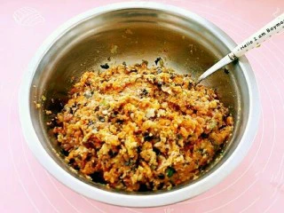 彩虹馄饨(宝宝超爱吃),拌匀备用。
