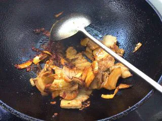 辣子蒜苗回锅肉,和肉炒均匀