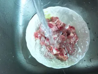 家常菜+酱骨肉,冲洗干净
