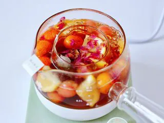 玫瑰水果小种红茶,大火煮沸后即可断电关火。