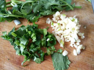 凉拌麻辣藕片,香菜和大蒜分别切末备用