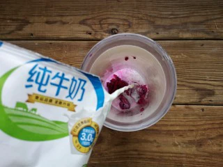 火龙果椰蓉奶冻,取1/4火龙果肉加入榨汁杯,加入1袋纯牛奶,打成火龙果牛奶。