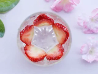 两分钟自制超nice的草莓奶昔,装饰杯子内侧。