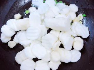 清炒山药木耳,放入山药，翻炒均匀。