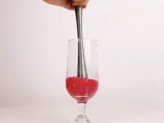 微醺来袭，更适合有趣灵魂的一款饮品,用调酒压棒捣碎