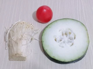 酸甜开胃～番茄金针菇冬瓜汤,准备食材！