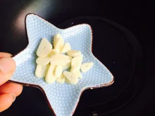 温州风味美食～炒芥菜饭,放入大蒜